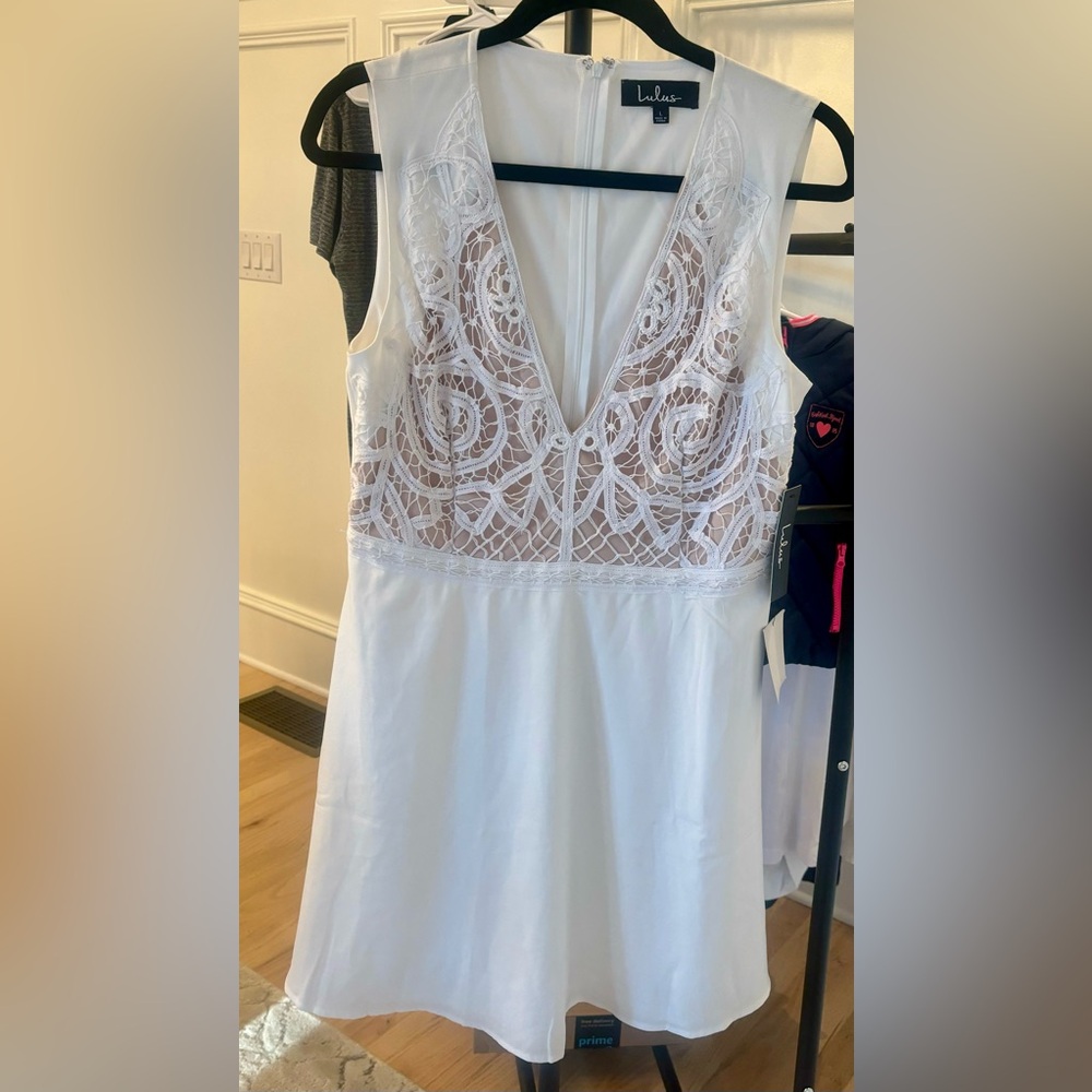 Lulus dress sz L. Aline waist w/deepV lace top.Full zip back Winter wonderland!